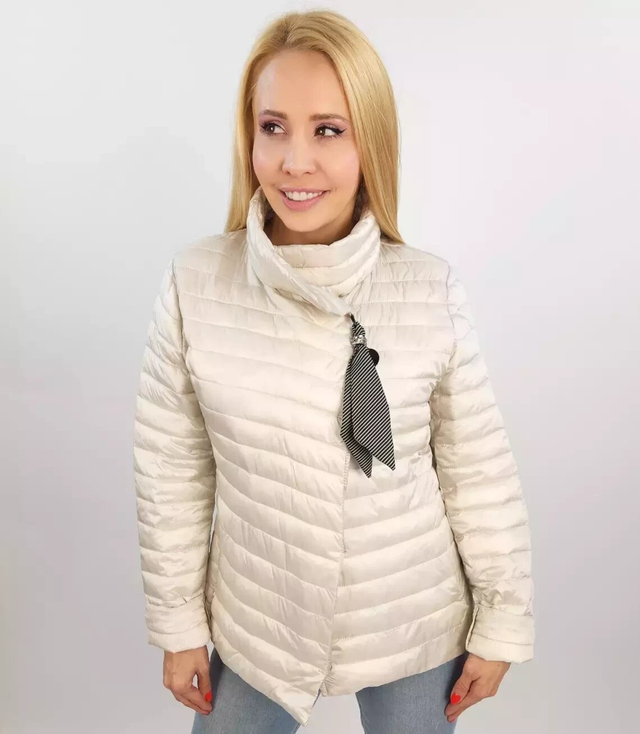 Krátká prošívaná přechodová bunda s přívěskem
