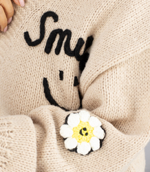 Módní svetr se záplatami na knoflíky