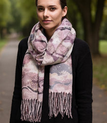 Dámská šála se střapci s geometrickým motivem