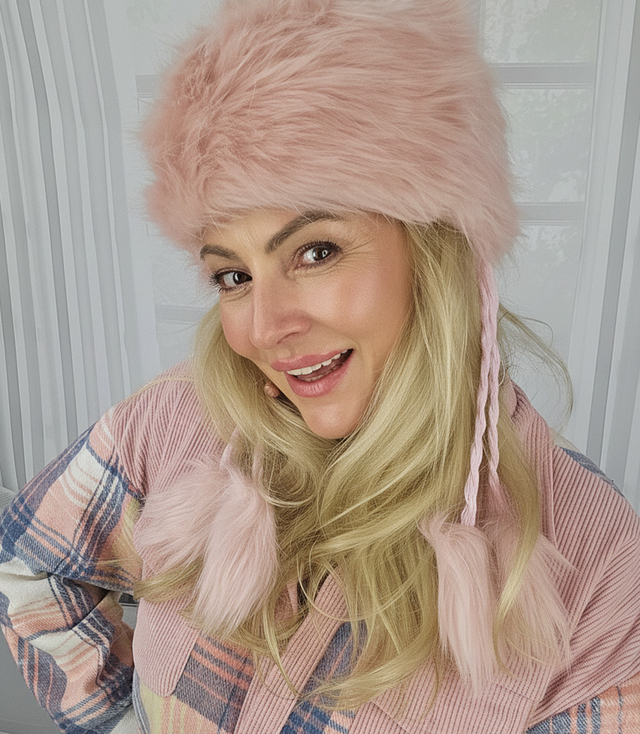 Chlupatá zimní čepice s bambulkami na šňůrkách