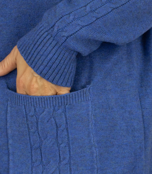 Pletené šaty s prolamovanými rukávy a kapsami