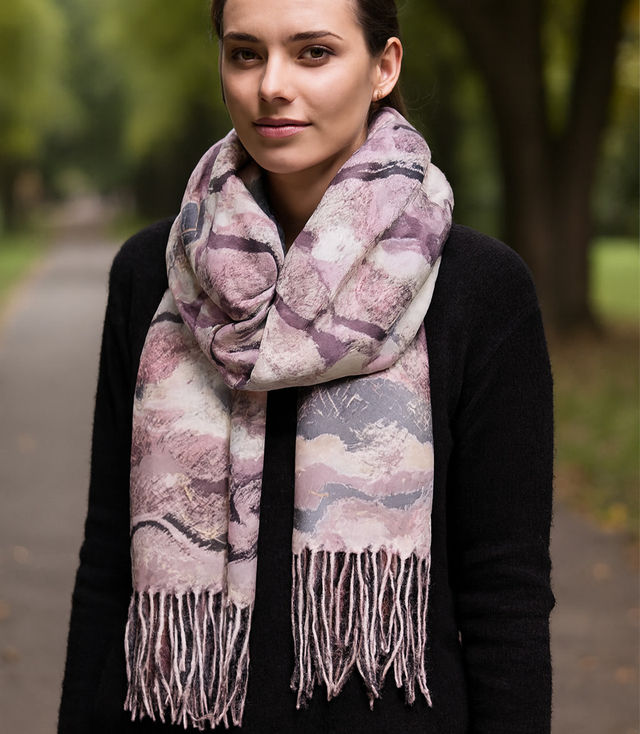 Dámská šála se střapci s geometrickým motivem