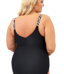 Modeling jednodílných plavek stylový design