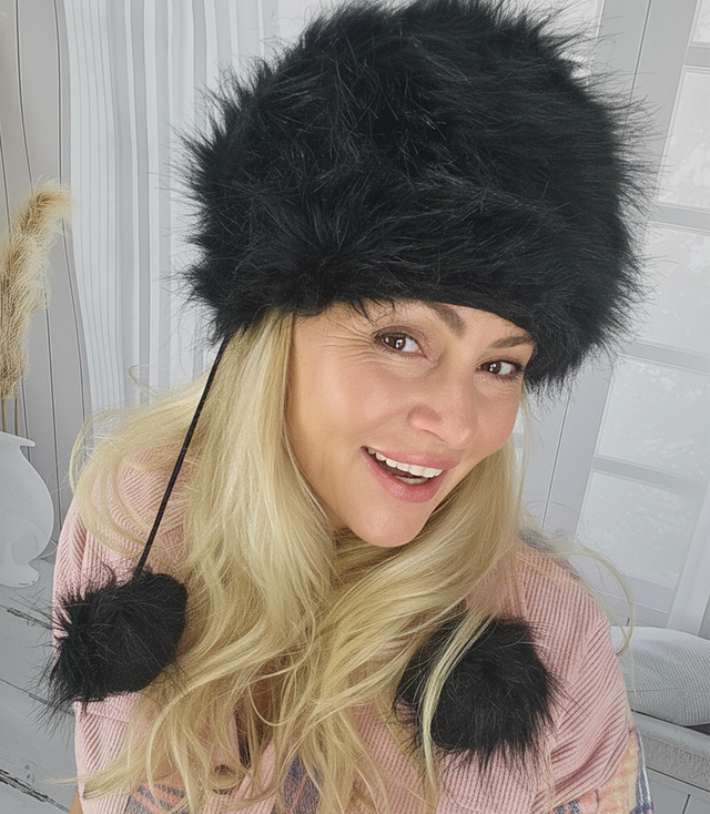 Chlupatá zimní čepice s bambulkami na šňůrkách