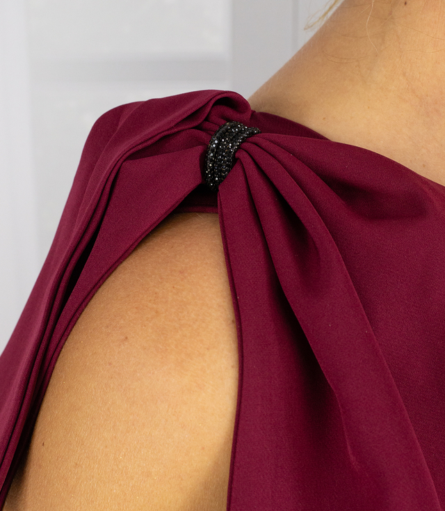 Elegantní dlouhé šaty s rozparkem a zdobenými boky