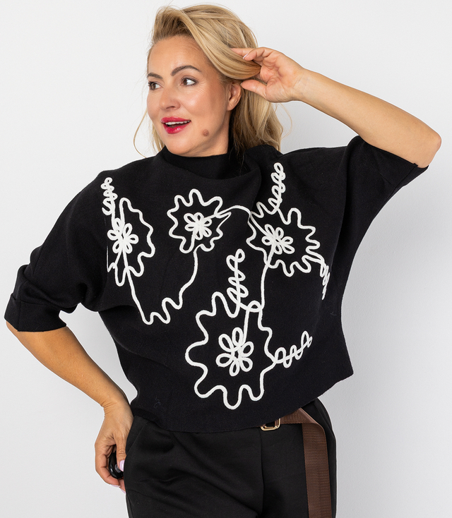 Elegantní netopýří svetr s polovičním rolákem a vyšívanými květy ABSTRACT BLOOM