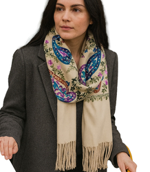 Dámský šátek s vyšívaným vzorem a střapci