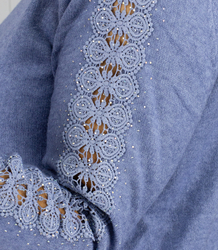 Pletené šaty s prolamovanými rukávy a kapsami