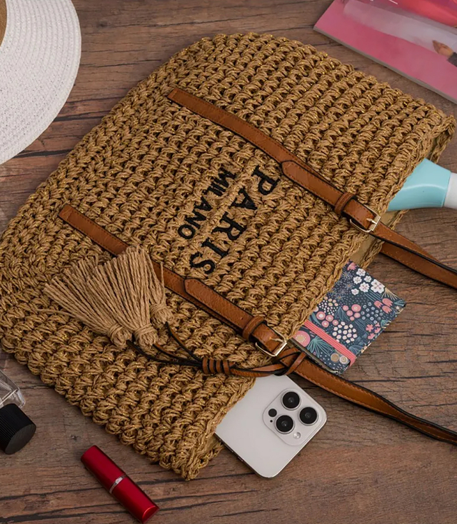 Pletená boho kabelka se střapci a nápisem PARIS MILANO