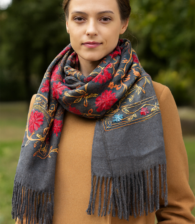 Dámský folklórní šátek s květinovým motivem a střapci