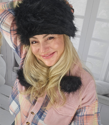 Chlupatá zimní čepice s bambulkami na šňůrkách