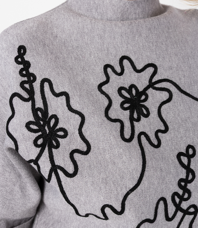 Elegantní netopýří svetr s polovičním rolákem a vyšívanými květy ABSTRACT BLOOM