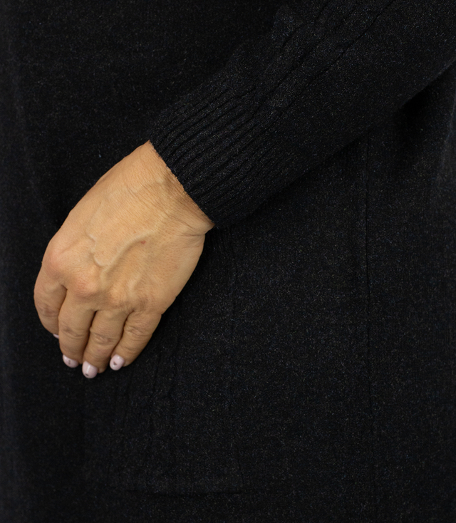 Pletené šaty s prolamovanými rukávy a kapsami