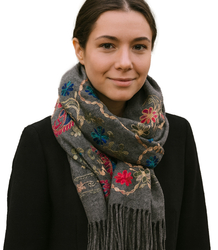 Dámský šátek s květinovým ornamentem stylový