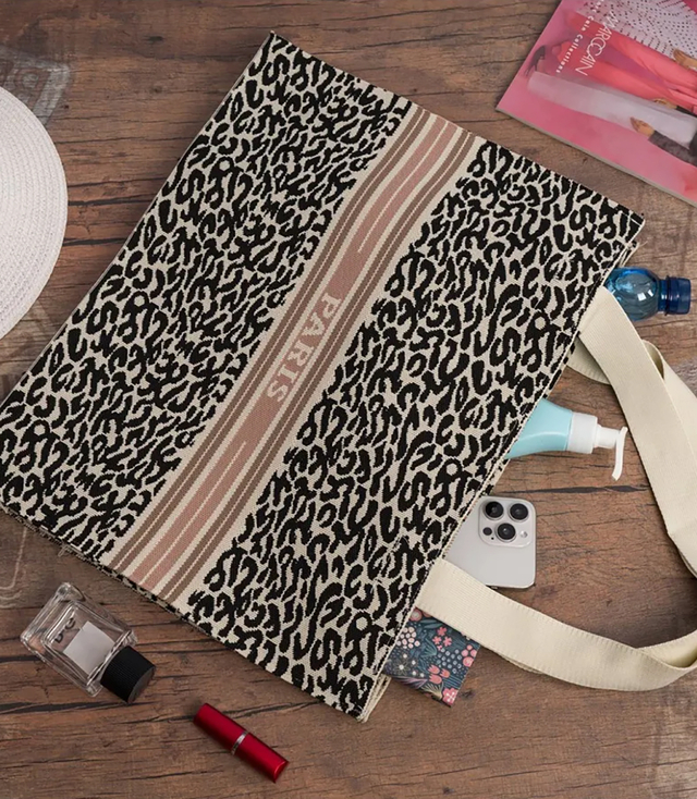 Stylová nákupní taška s leopardím potiskem a nápisem PARIS