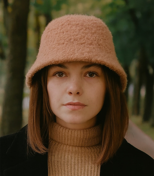 Dámský klobouk z měkké plyšové látky