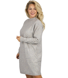 Pletené šaty s prolamovanými rukávy a kapsami