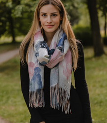 Dámská šála s květinovým motivem a střapci elegantní