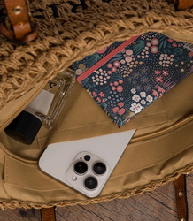 Stylová boho kabelka s ozdobnými cvočky a střapci