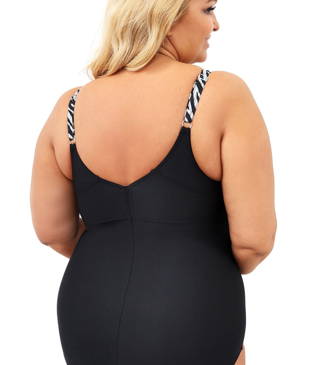 Modeling jednodílných plavek stylový design