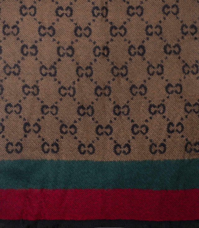 Oboustranná šála s elegantním vzorem