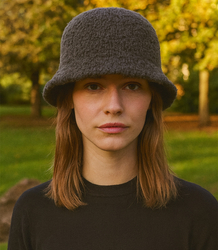 Dámský klobouk z měkké plyšové látky