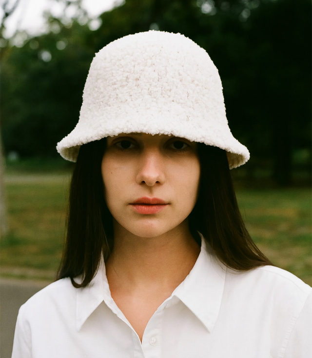 Dámský klobouk z měkké plyšové látky