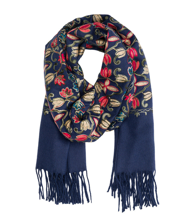 Dámský šátek s vyšívaným vzorem a střapci