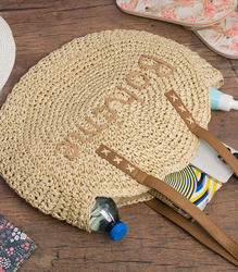 Kulatá pletená boho kabelka s nápisem "Bohème"