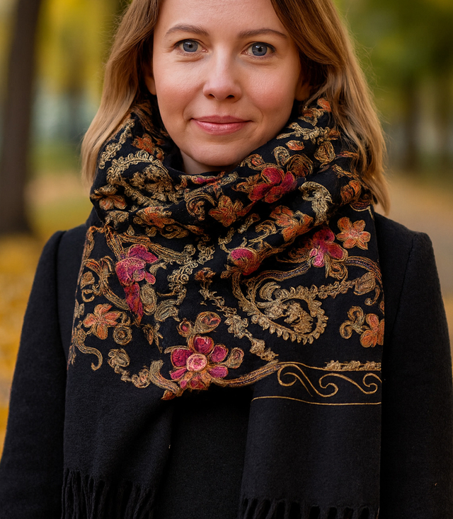 Dámský folklórní šátek s květinovým motivem a střapci