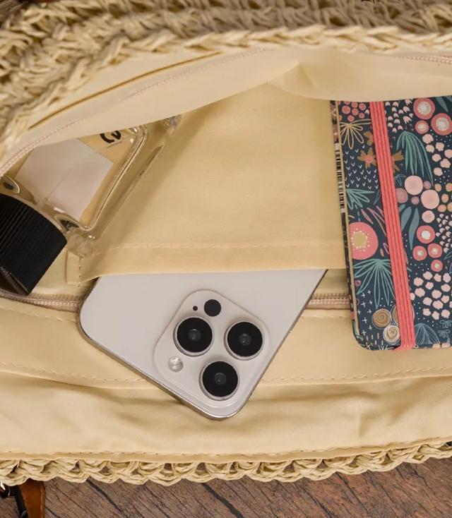 Stylová boho kabelka s ozdobnými cvočky a střapci