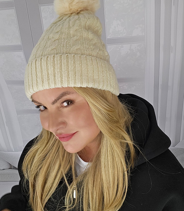 Teplá dámská čepice s bambulí podzimní zima jednobarevná