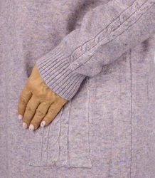 Pletené šaty s prolamovanými rukávy a kapsami