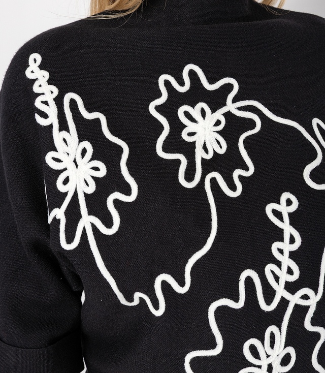 Elegantní netopýří svetr s polovičním rolákem a vyšívanými květy ABSTRACT BLOOM