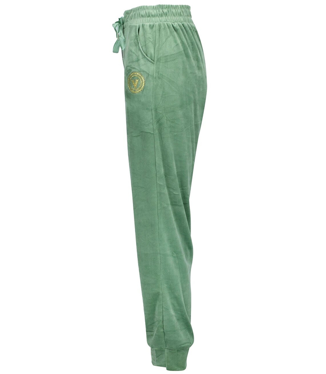 Velurové tepláky svázané ozdobným V WIKI