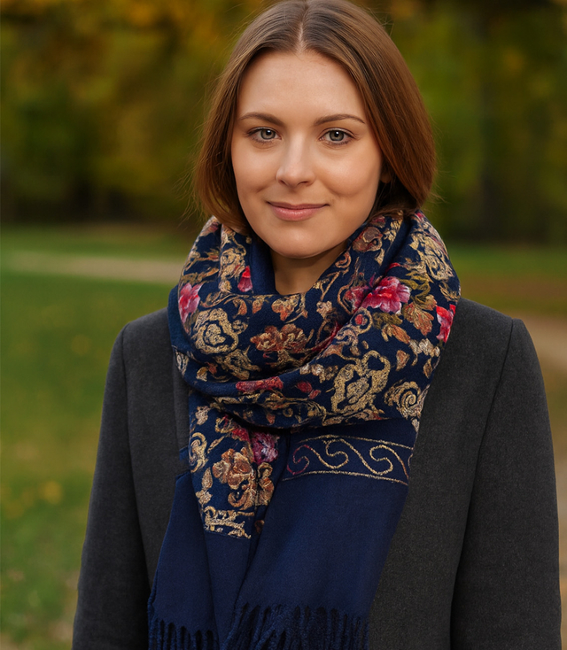 Dámský folklórní šátek s květinovým motivem a střapci