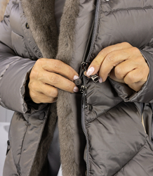 Dámský dlouhý kabát s kožešinovým límcem DIVA