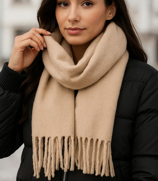 Elegantní šátek s třásněmi v jedné barvě