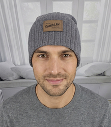 Pletená čepice s nášivkou - styl a pohodlí