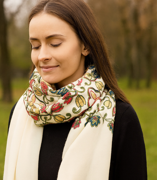 Dámský šátek s vyšívaným vzorem a střapci