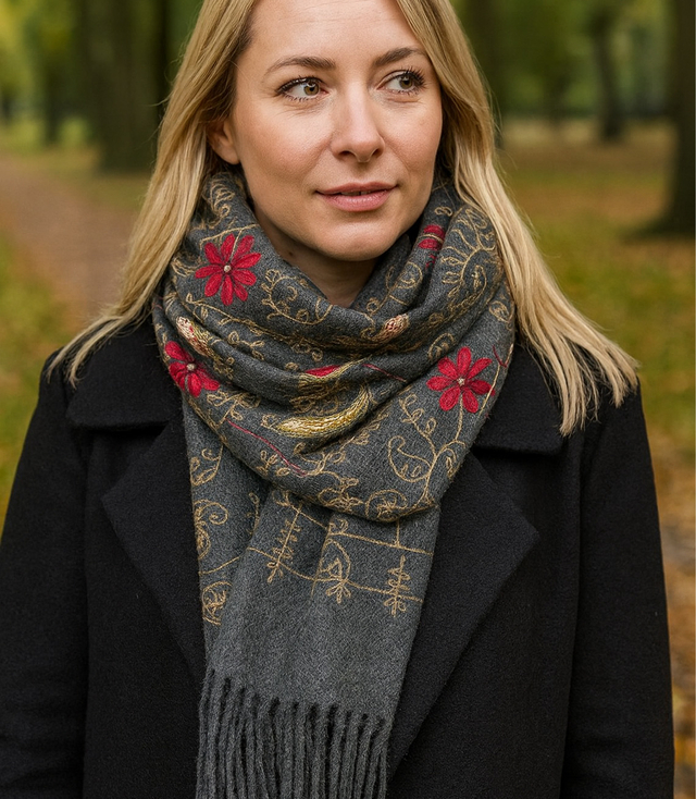 Dámský folklórní šátek s květinovým motivem a střapci