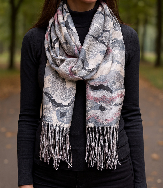 Dámská šála se střapci s geometrickým motivem