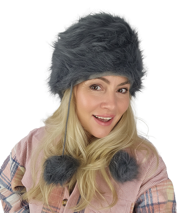 Chlupatá zimní čepice s bambulkami na šňůrkách