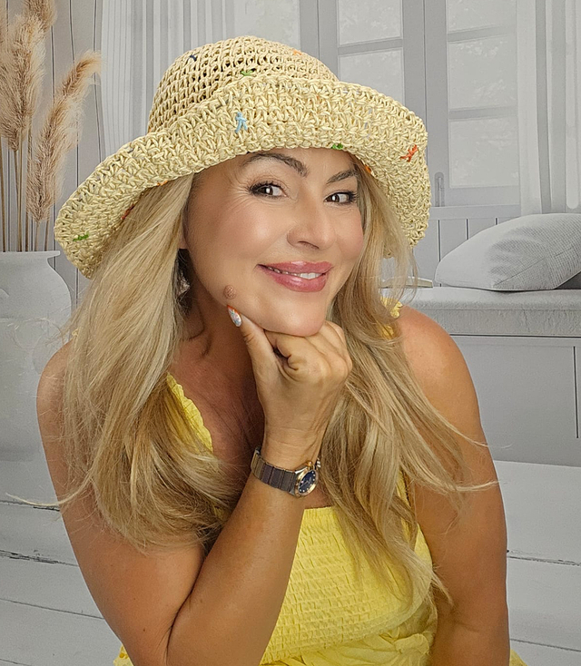 Dámský letní klobouk z pletené rafie s barevnou výšivkou BUCKET HAT 