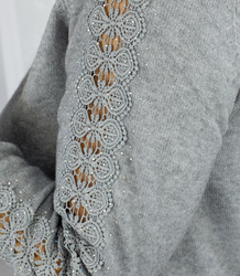 Pletené šaty s prolamovanými rukávy a kapsami