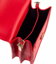 Malá sáčková kabelka s klopou s prošívanou přední stranou