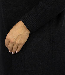 Pletené šaty s prolamovanými rukávy a kapsami