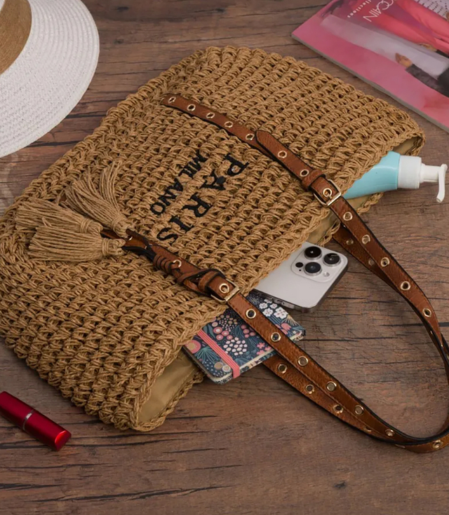 Stylová boho kabelka s ozdobnými cvočky a střapci