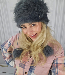 Chlupatá zimní čepice s bambulkami na šňůrkách