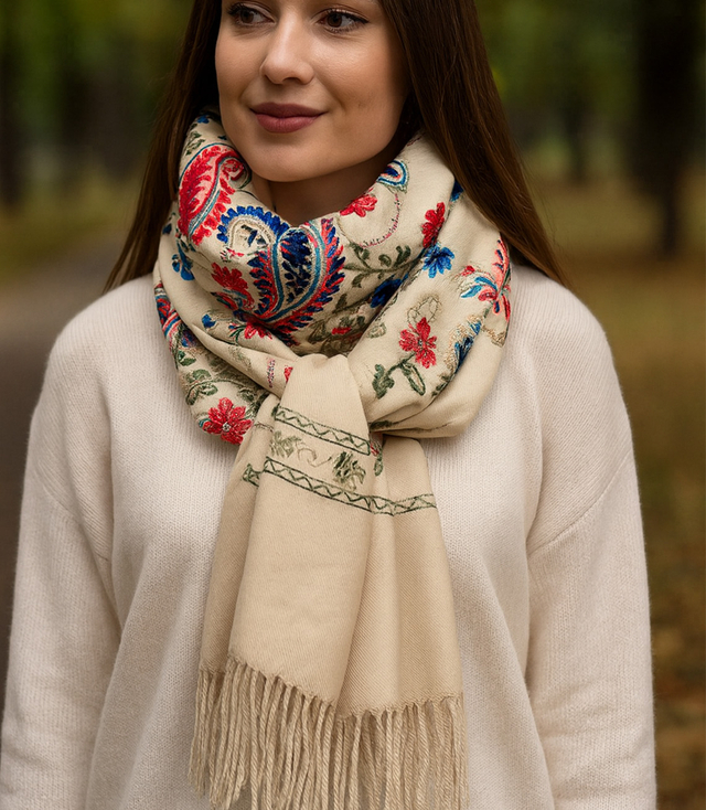 Dámský šátek s květinovým ornamentem stylový